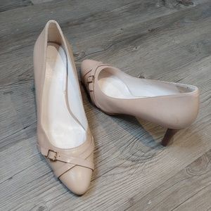 Cole haan beige leather pumps